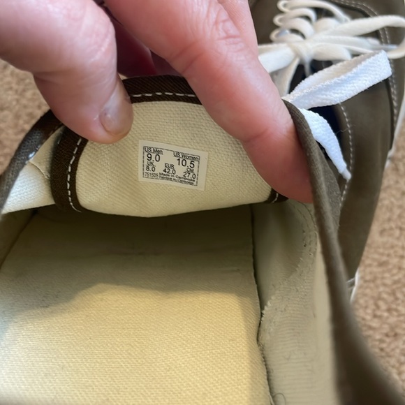 Vans - men’s 9, women’s 11 - Picture 5 of 7